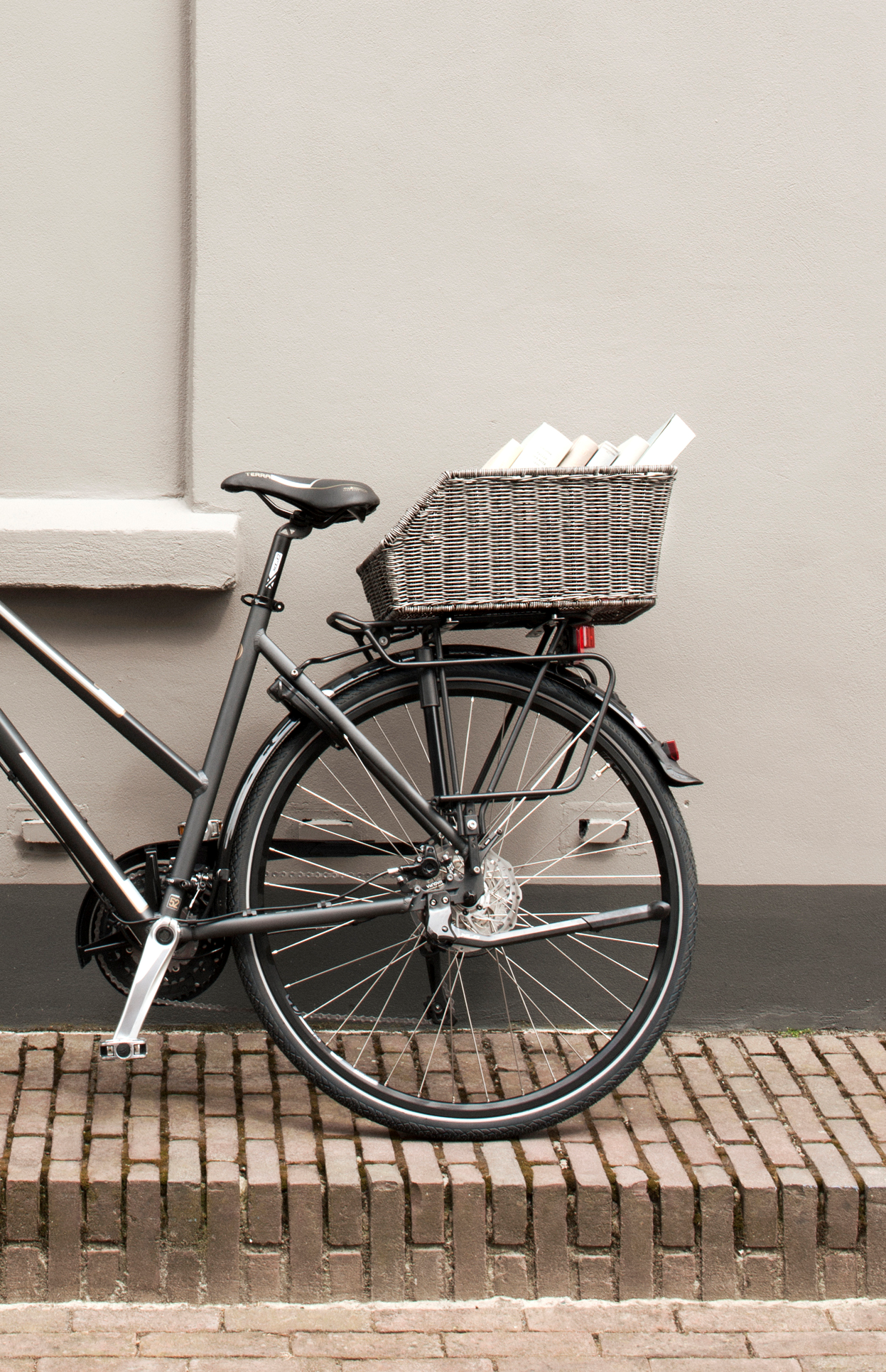 Fietsmand Basil Cento Rattan Look met dragerbevestiging 47 x 34 x 22 cm - nature brown - Afbeelding 2