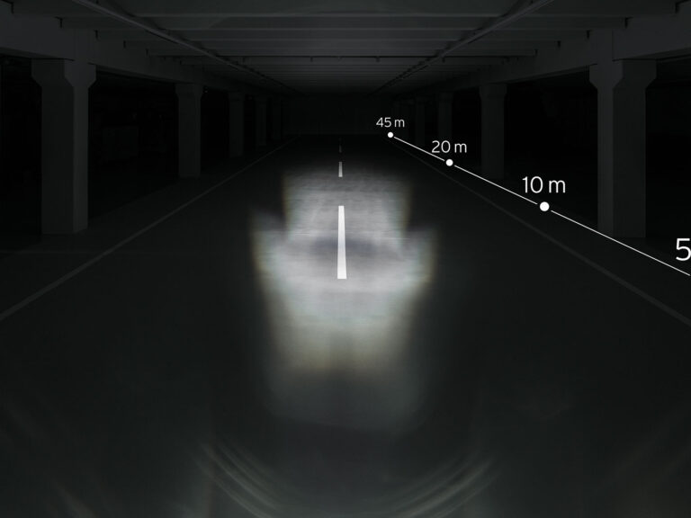 Koplamp Busch und Müller Lumotec Lyt B Senso Plus met standlicht voor naafdynamo 20 Lux - zwart