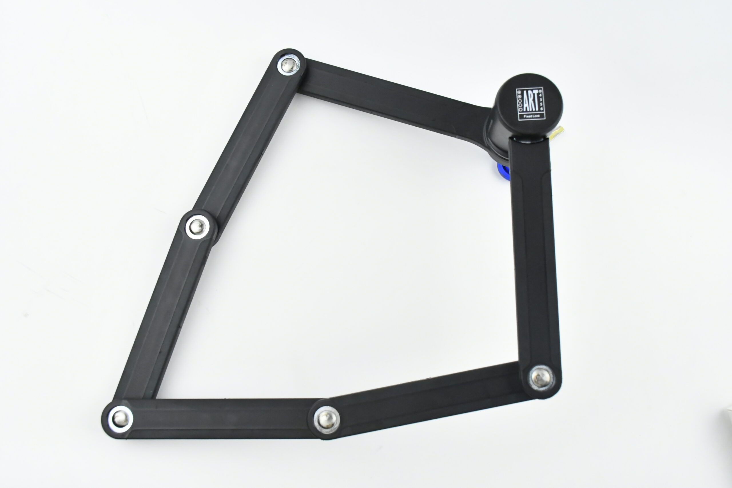 Vouwslot Urbanproof ART2 - 90 cm Dit <b>Urbanproof vouwslot</b> is 90 cm lang en biedt voldoende bereik om je fiets aan een fietsenrek of ander vast object te bevestigen. Het slot is ART2-gecertificeerd en daardoor ook geschikt voor veel fietsverzekeringen. Na gebruik vouw je het slot in tot een compact formaat. Met de meegeleverde houder bevestig je het slot aan het frame van je fiets. Zo blijft het onderweg op zijn plek en voorkom je gerammel en beschadigingen aan je fiets. De houder wordt gemonteerd met de twee meegeleverde bevestigingsbanden. Het slot heeft een zwarte, beschermende afwerking en wordt <b>geleverd met twee sleutels</b>. <b>Specificaties:</b> - Lengte: 90 cm - ART2-gecertificeerd - Opvouwbaar - Inclusief framehouder met bevestigingsbanden - Met twee sleutels - Kleur: zwart - Afbeelding 5