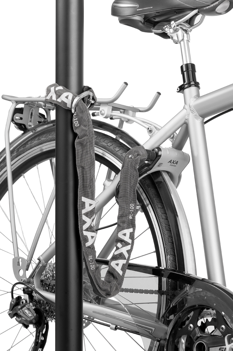 Ringslot Axa Defender met RLC 100 insteekketting en zadeltasje - Afbeelding 2