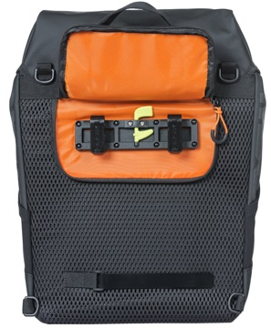 Fietsrugzak Basil Miles Tarpaulin 17 liter 31 x 17 x 44 cm - zwart/oranje - Afbeelding 2