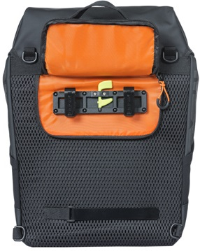 Fietsrugzak Basil Miles Tarpaulin Nordlicht 17 liter 31 x 17 x 44 cm - zwart/ oranje - Afbeelding 3