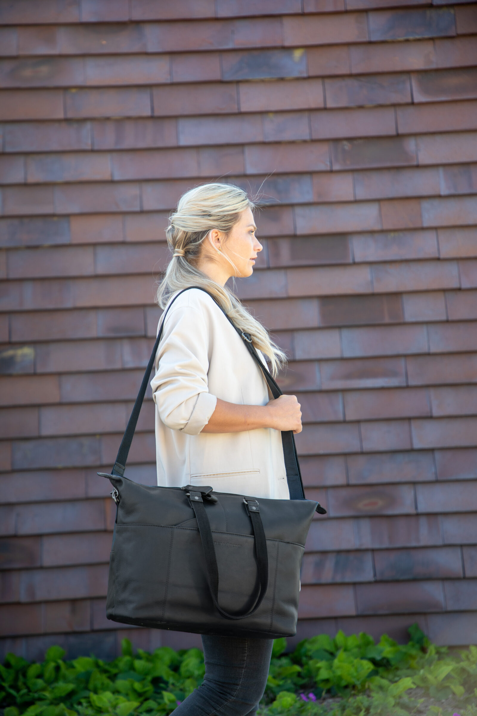 Fietstas New Looxs Verla 21 liter 34 x 18 x 44cm - gemaakt van luxe leer - zwart - Afbeelding 2