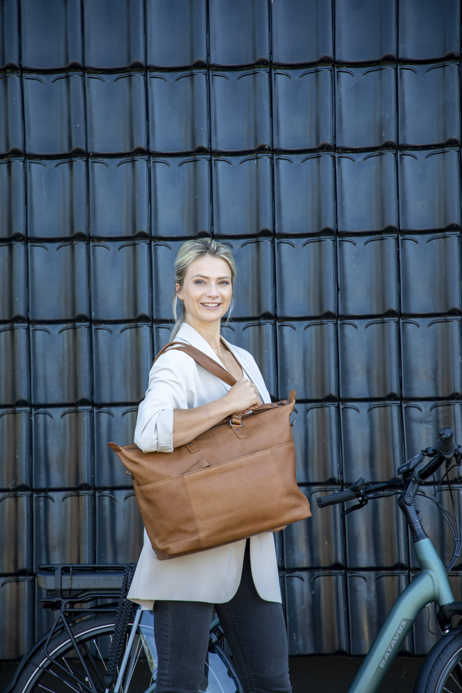 Fietstas New Looxs Verla 21 liter 34 x 18 x 44cm - gemaakt van luxe leer - cognac - Afbeelding 2