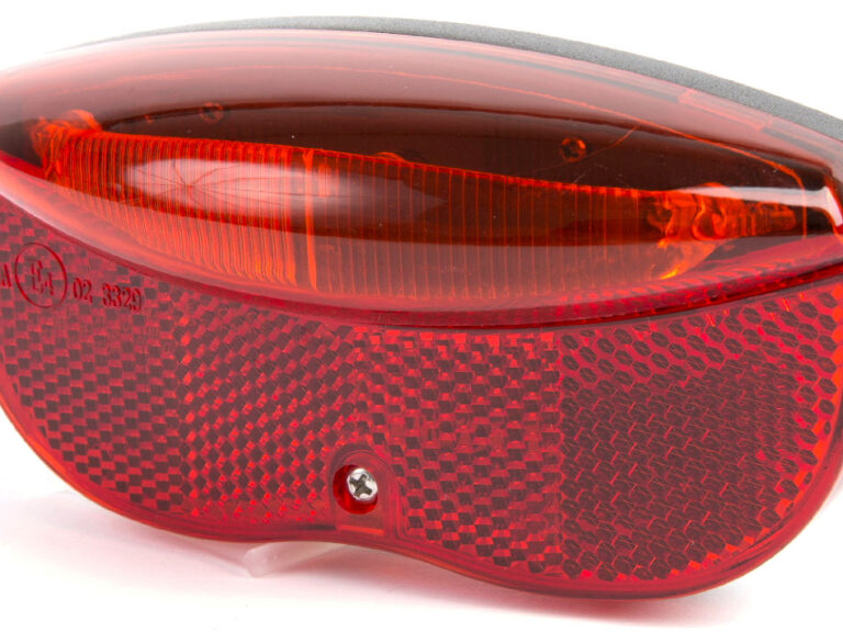Dragerachterlicht IKZI 3x LED 80mm  boutafstand met E4 goedgekeurde reflector - rood