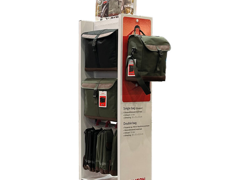 Winkeldisplay gevuld met Simson Urban fietstassen (16 + 2 gratis)