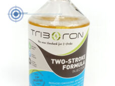 Triboron 2-Takt Injection 500ml fles olievervanger voor brommer en scooter met oliepomp