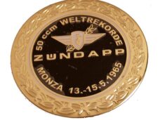 Rundt sort/guldfarvet brændstoftankemblem — passer til Zündapp Monza