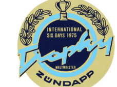 Ronde tanksticker Zündapp Trophy 1975 goud blauw zwart