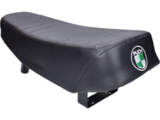 Lange zwarte buddyseat voor Puch Maxi met geborduurd Puch-logo