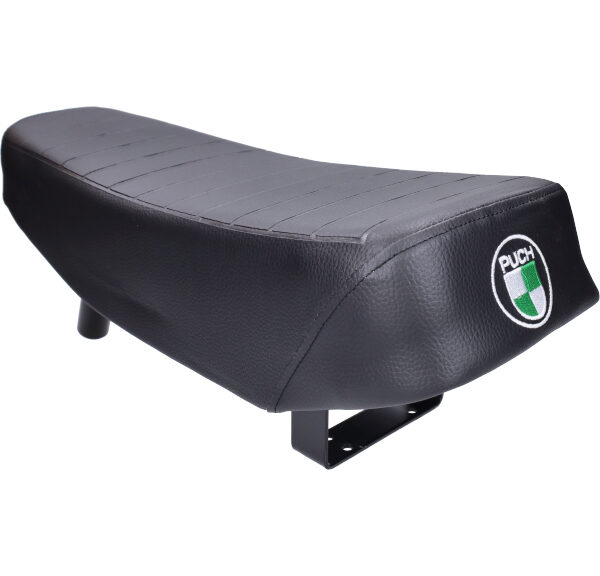 Lange zwarte buddyseat voor Puch Maxi met geborduurd Puch-logo