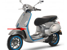 Sierstrip Piaggio origineel beenschild links blauw — geschikt voor Piaggio Elettrica
