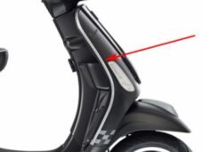 sierstrip Piaggio origineel beenschild rechts chroom lxv
