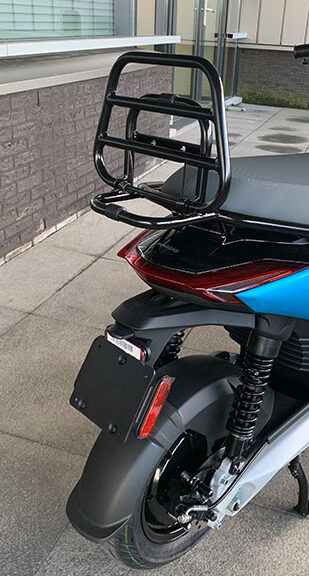 Achterdrager Regia opklapbaar zwart hoogglans — geschikt voor Piaggio 1 One
