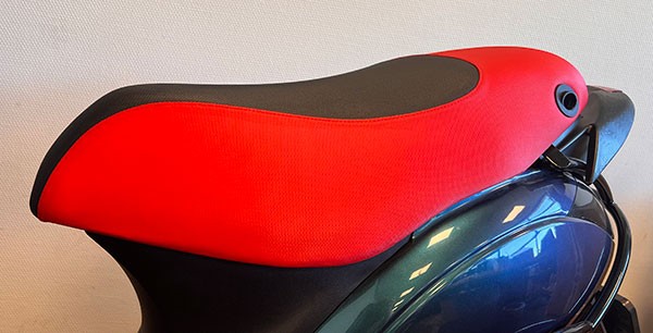 buddyseat sport euro-2/4/5 rode stiksels zwart piaggio