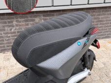 Buddydek Regia alcantara streep Sport antraciet — geschikt voor Piaggio 1 One
