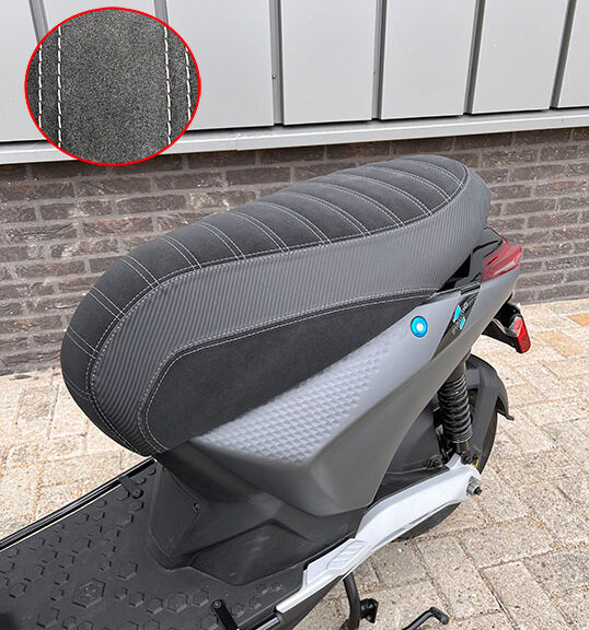 Buddydek Regia alcantara streep Sport antraciet — geschikt voor Piaggio 1 One